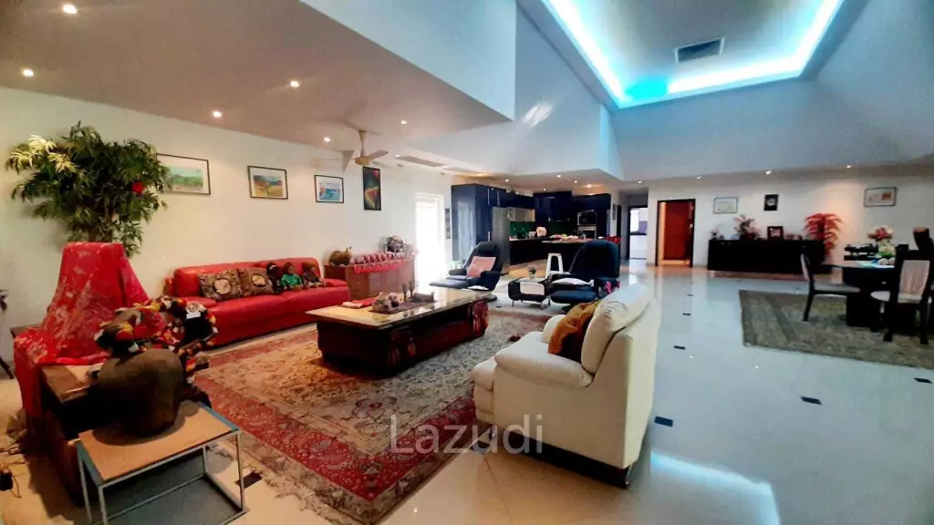 3 Bedrooms Pool Villa House for Sale in Jomtien