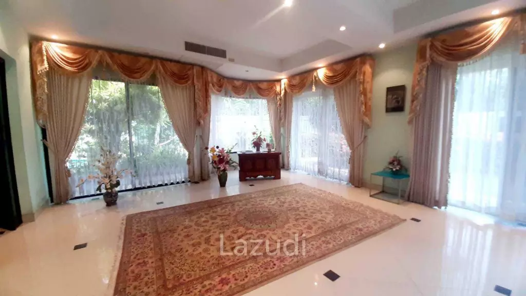 3 Bedrooms Pool Villa House for Sale in Jomtien