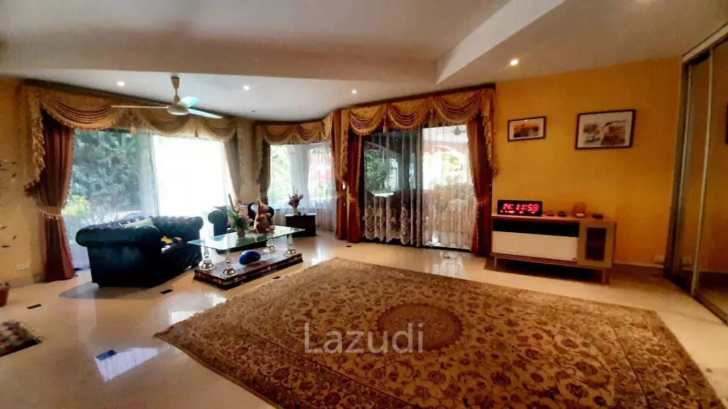 3 Bedrooms Pool Villa House for Sale in Jomtien