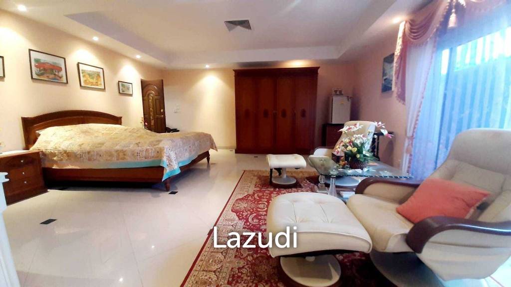 3 Bedrooms Pool Villa House for Sale in Jomtien