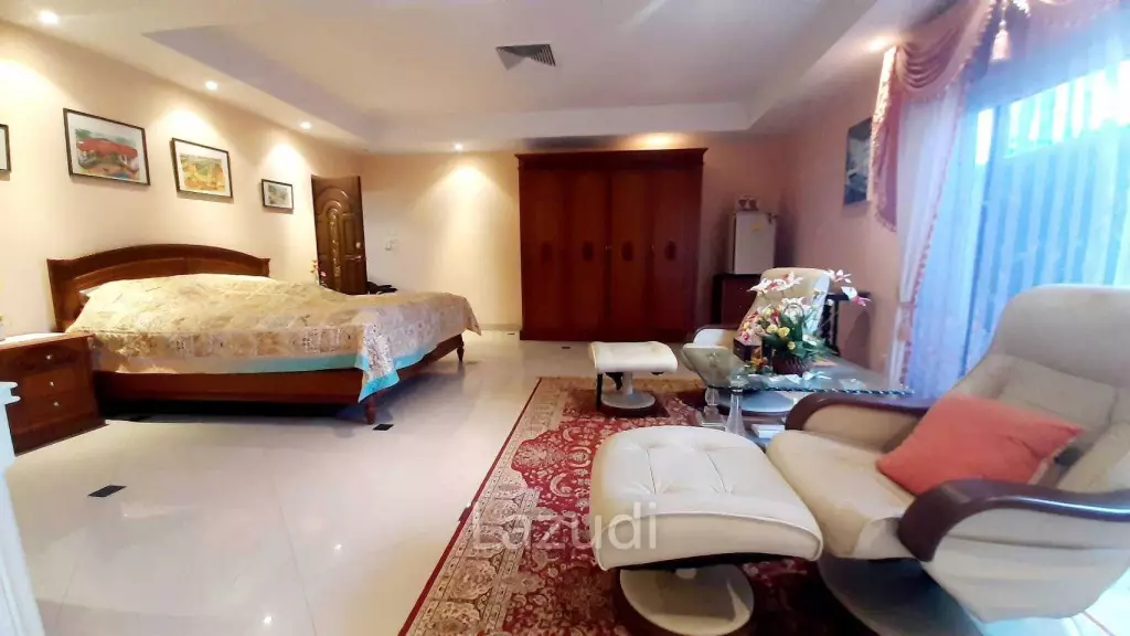 3 Bedrooms Pool Villa House for Sale in Jomtien