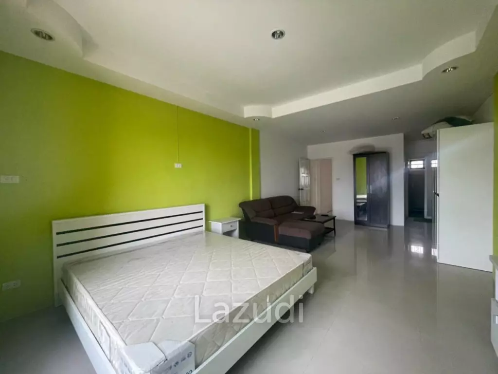 3 Storey Shop House For Sale in East Pattaya