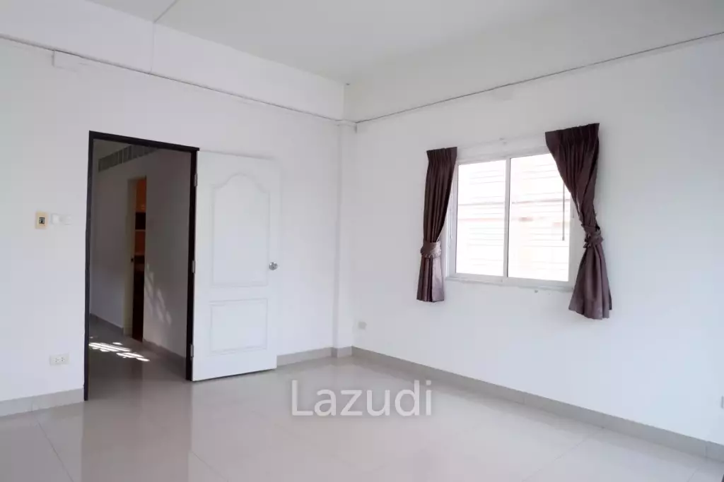 Corner Shophouse at East Pattaya for Sale