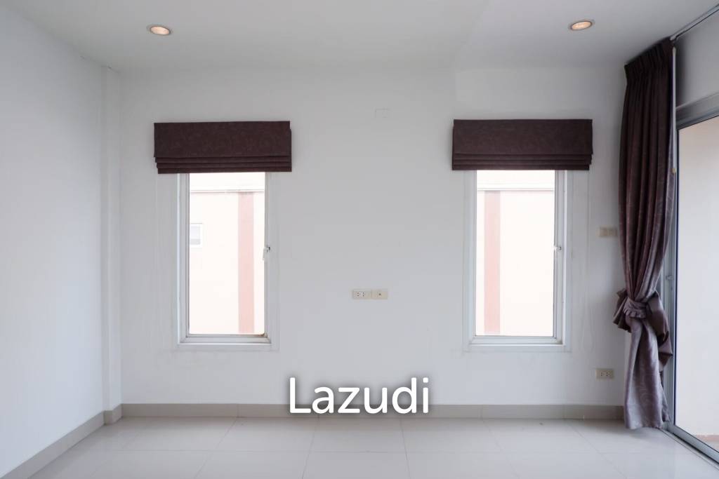 Corner Shophouse at East Pattaya for Sale