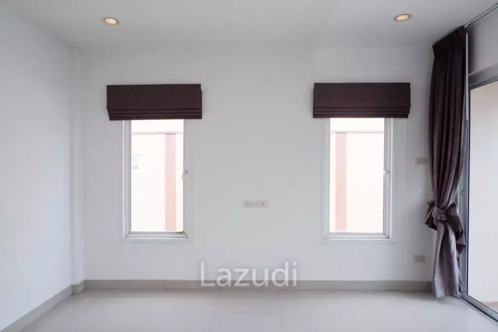Corner Shophouse at East Pattaya for Sale
