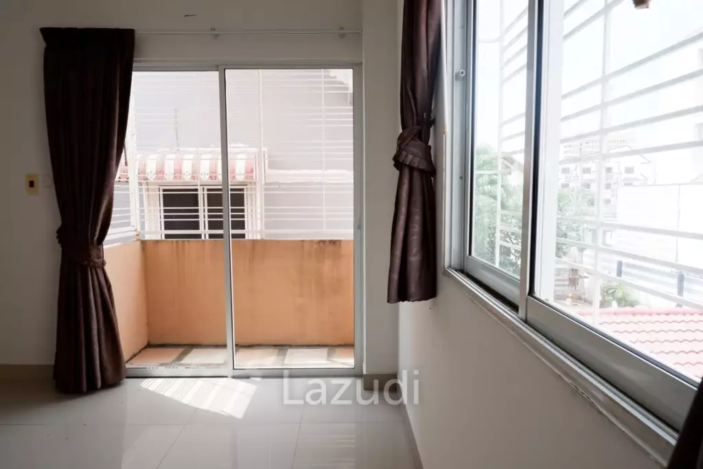 Corner Shophouse at East Pattaya for Sale