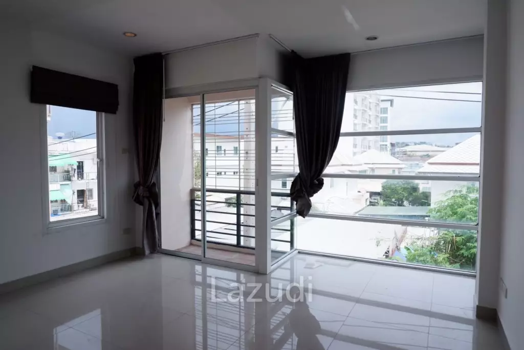 Corner Shophouse at East Pattaya for Sale