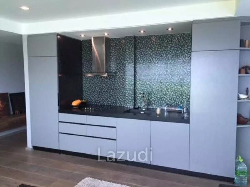 Immaculate 2 Bed Penthouse Condo next to the Beach