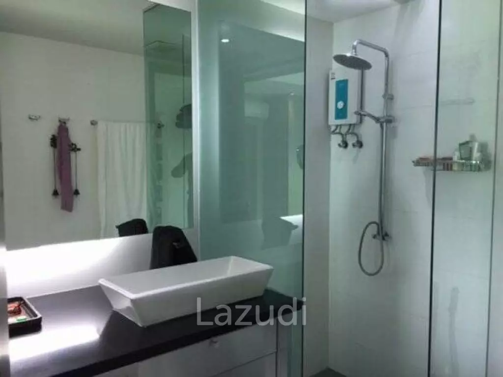 Immaculate 2 Bed Penthouse Condo next to the Beach