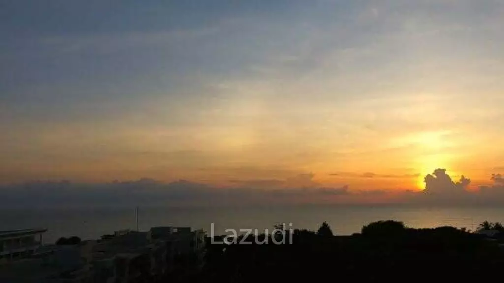 Immaculate 2 Bed Penthouse Condo next to the Beach