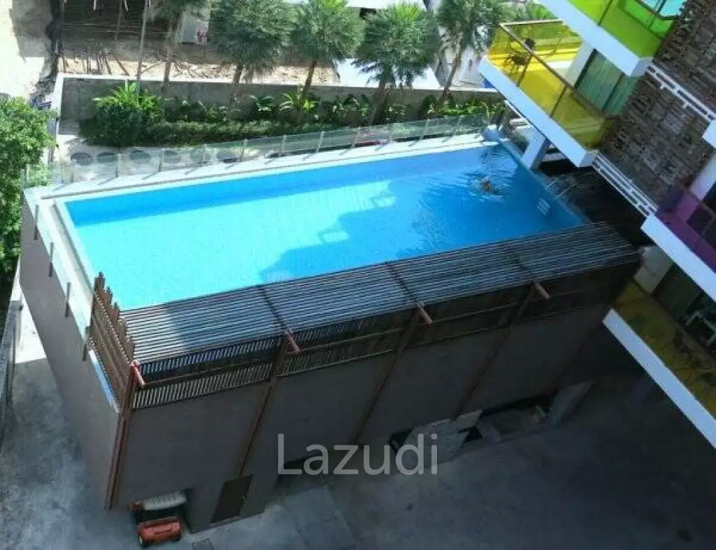 Immaculate 2 Bed Penthouse Condo next to the Beach