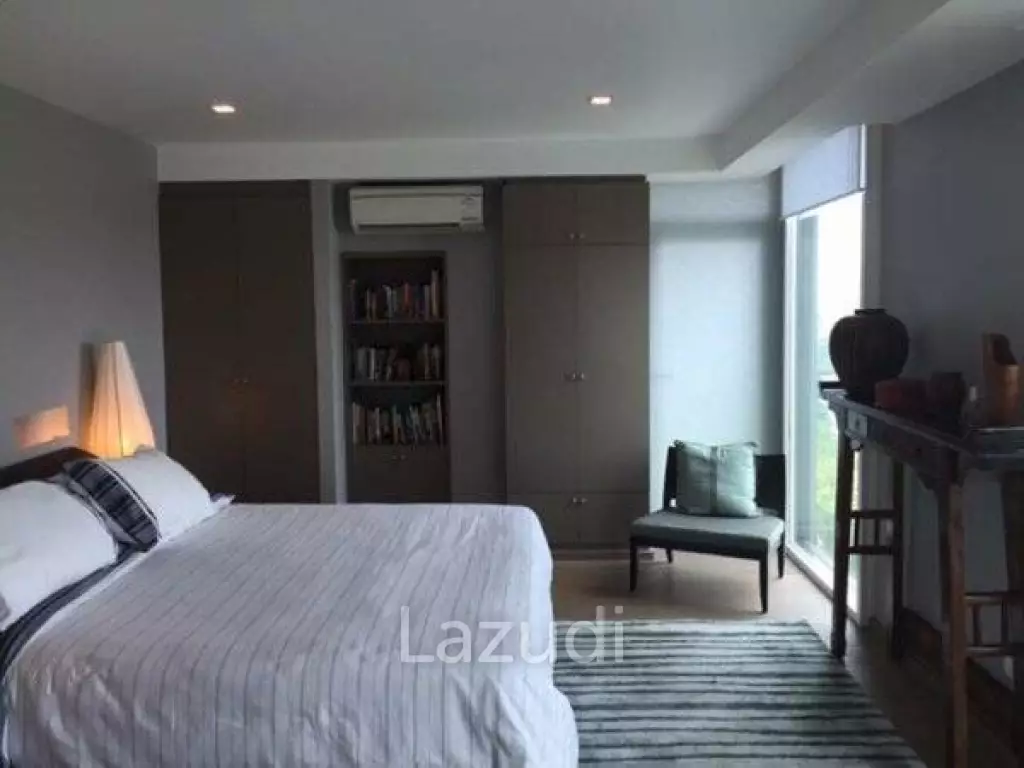 Immaculate 2 Bed Penthouse Condo next to the Beach