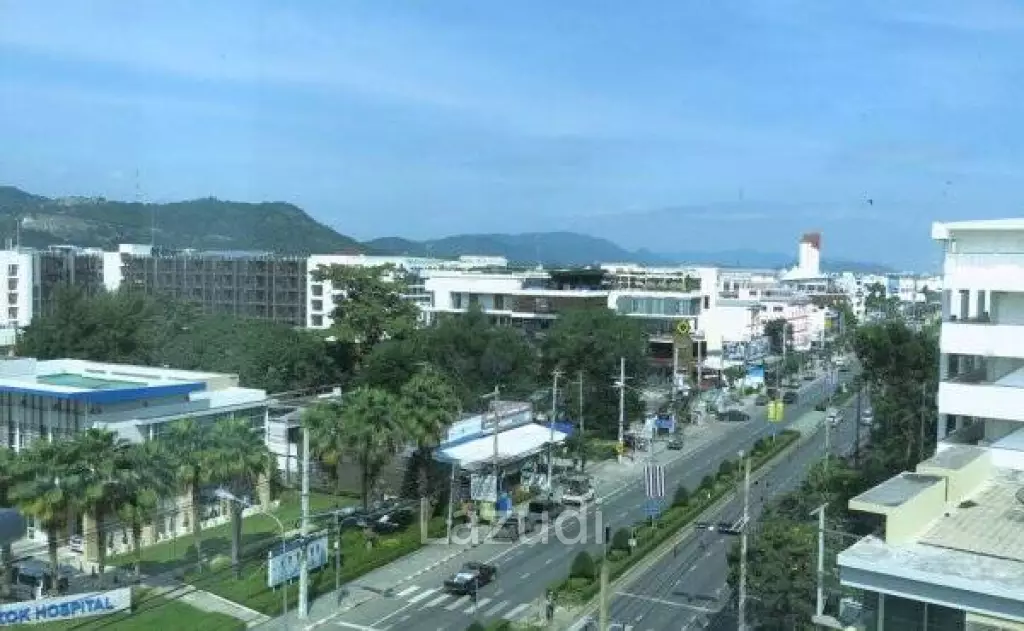 Immaculate 2 Bed Penthouse Condo next to the Beach