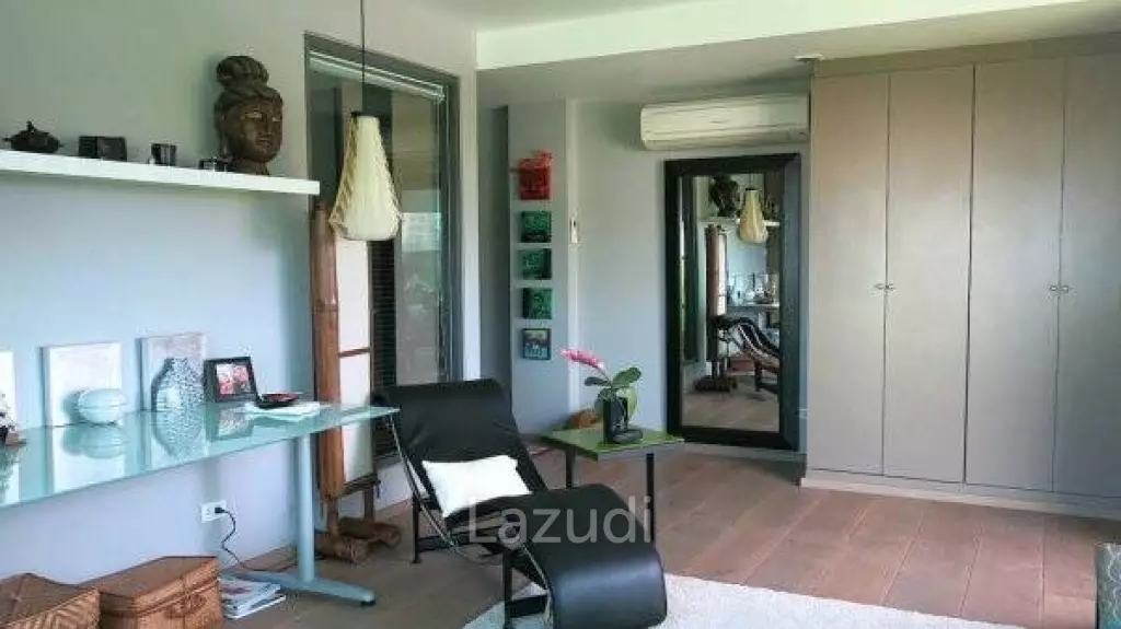 Immaculate 2 Bed Penthouse Condo next to the Beach