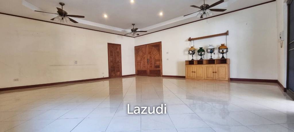 2 Houses with 7 Bedrooms for Sale