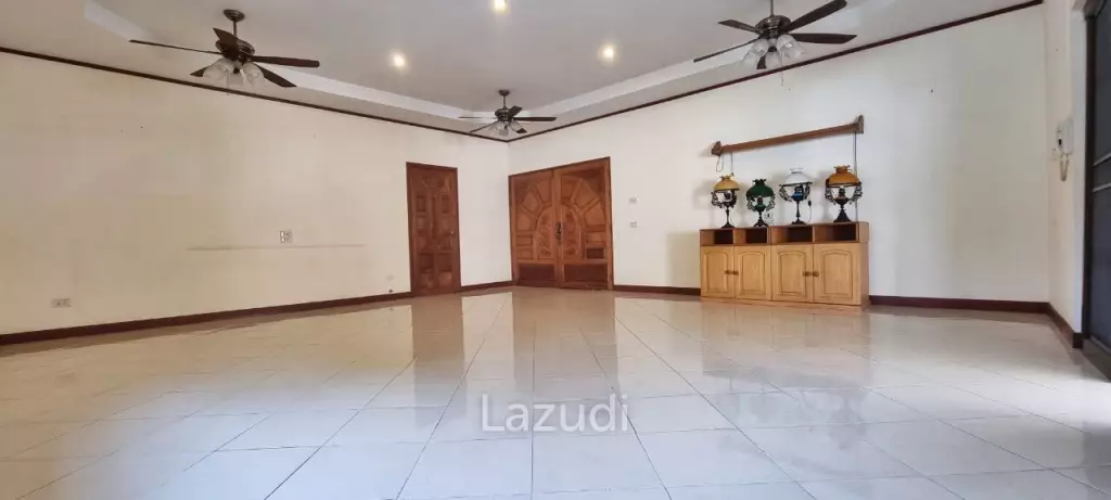 2 Houses with 7 Bedrooms for Sale
