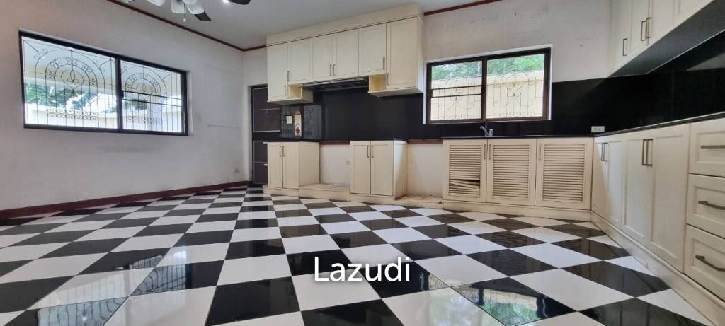 2 Houses with 7 Bedrooms for Sale