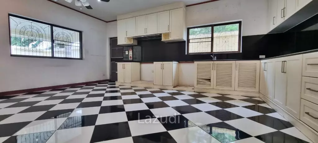 2 Houses with 7 Bedrooms for Sale