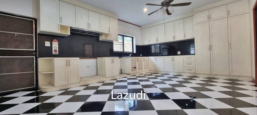 2 Houses with 7 Bedrooms for Sale