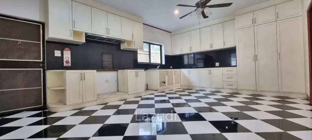 2 Houses with 7 Bedrooms for Sale