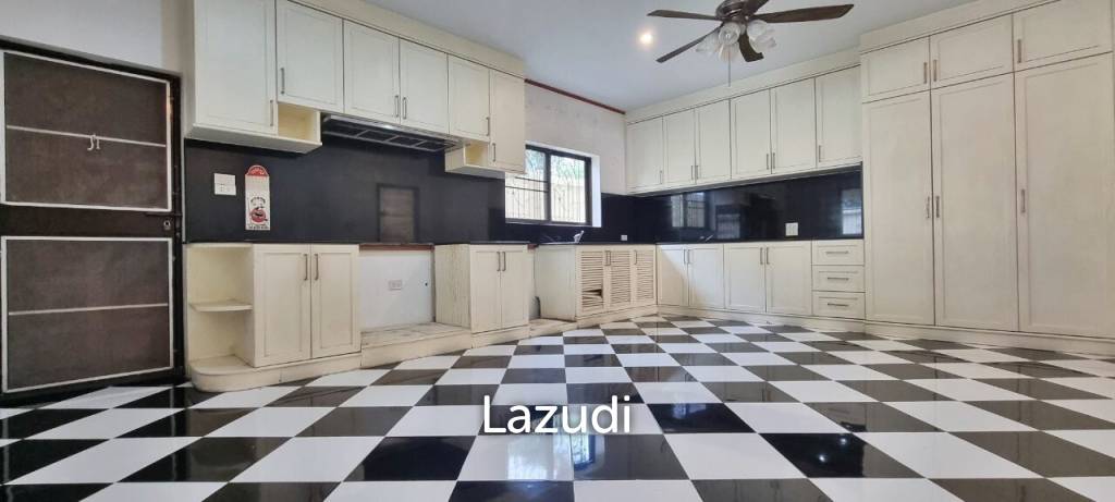 2 Houses with 7 Bedrooms for Sale