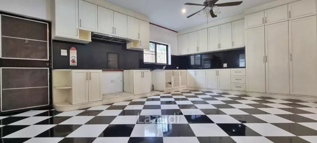 2 Houses with 7 Bedrooms for Sale