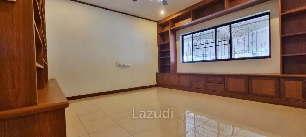 2 Houses with 7 Bedrooms for Sale