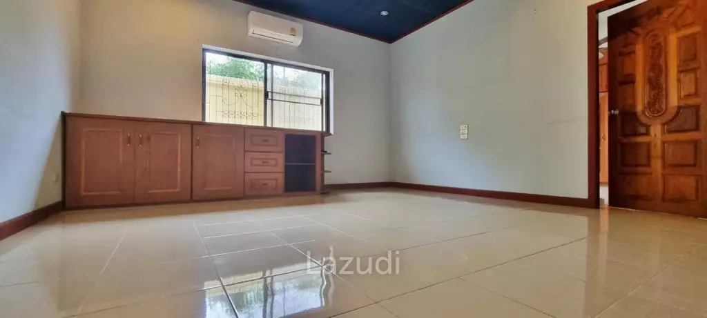 2 Houses with 7 Bedrooms for Sale
