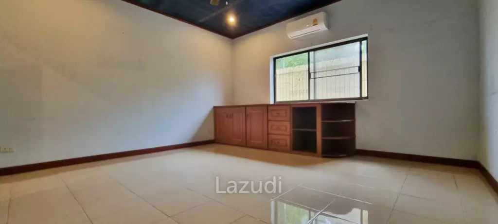2 Houses with 7 Bedrooms for Sale