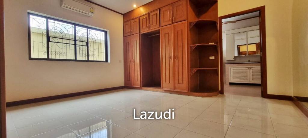2 Houses with 7 Bedrooms for Sale