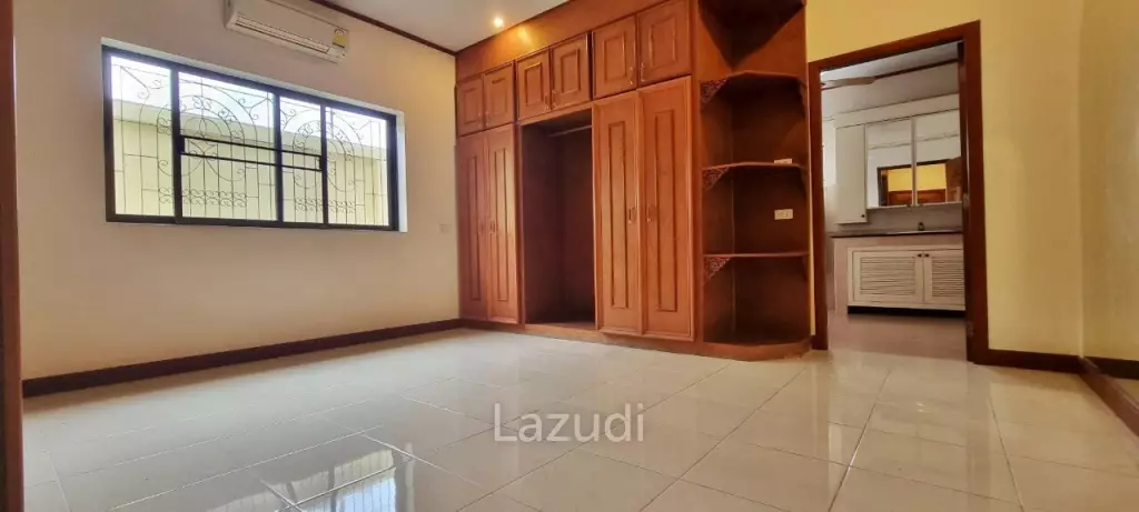 2 Houses with 7 Bedrooms for Sale