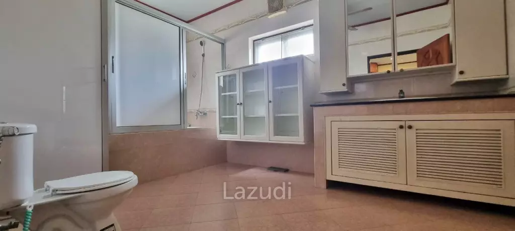 2 Houses with 7 Bedrooms for Sale