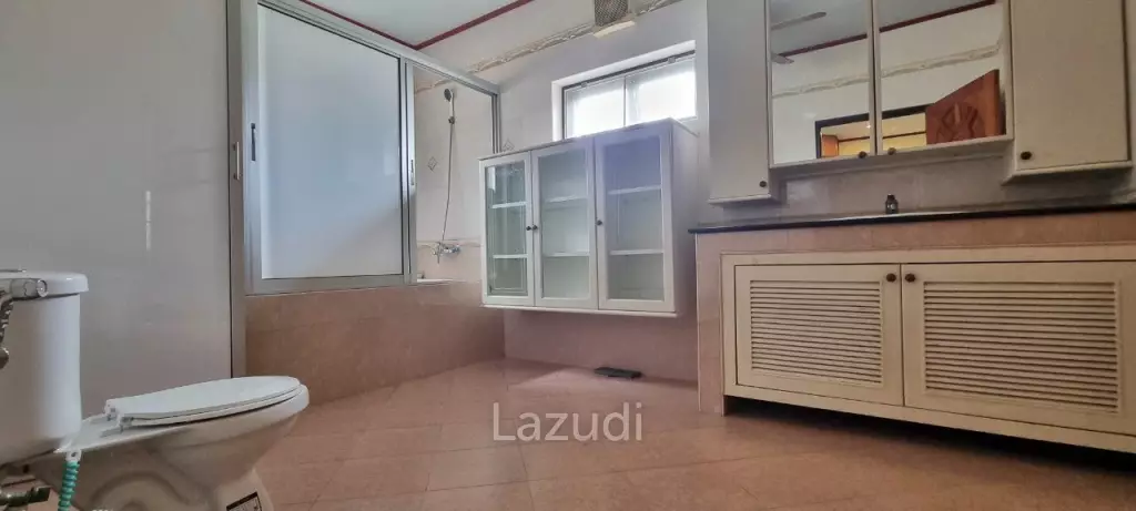 2 Houses with 7 Bedrooms for Sale