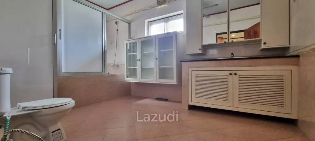 2 Houses with 7 Bedrooms for Sale