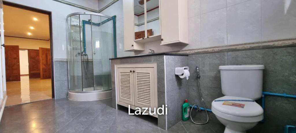 2 Houses with 7 Bedrooms for Sale
