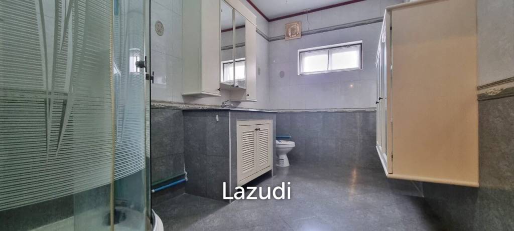 2 Houses with 7 Bedrooms for Sale