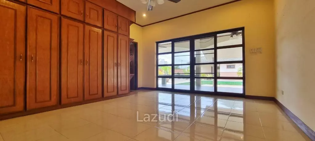 2 Houses with 7 Bedrooms for Sale