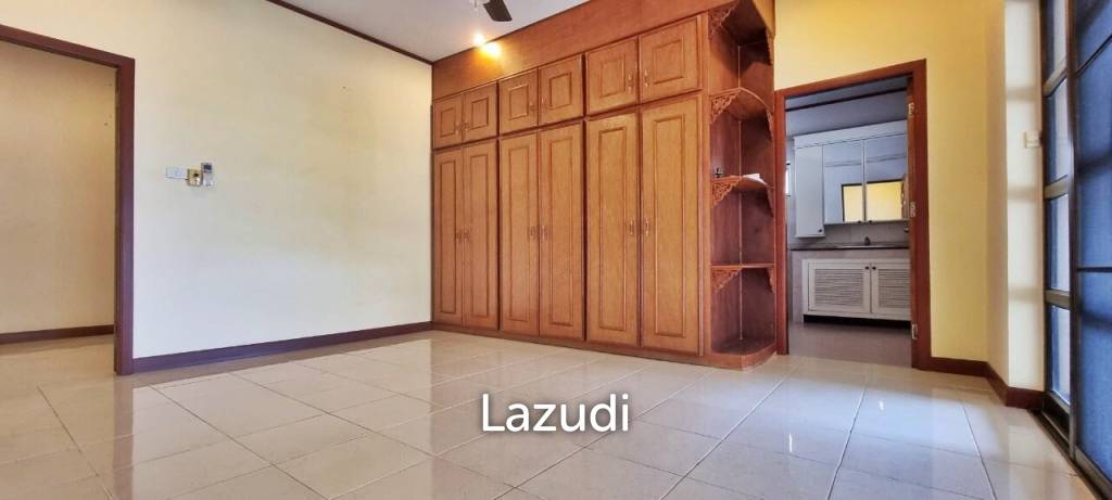 2 Houses with 7 Bedrooms for Sale