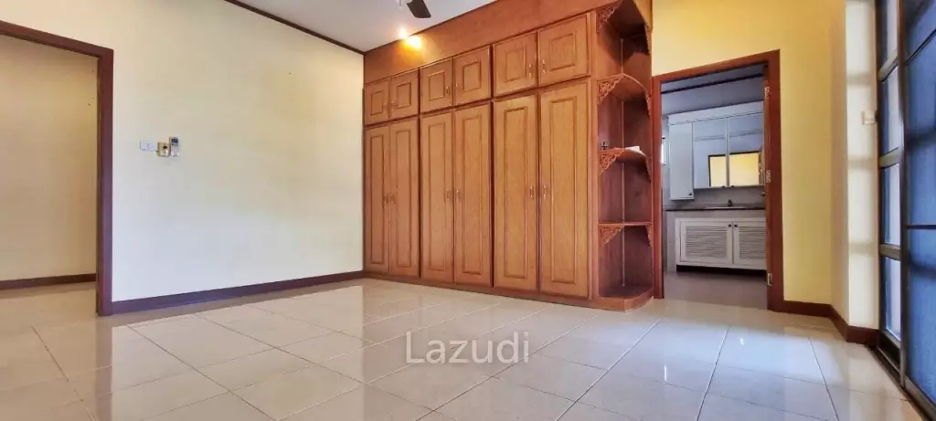 2 Houses with 7 Bedrooms for Sale