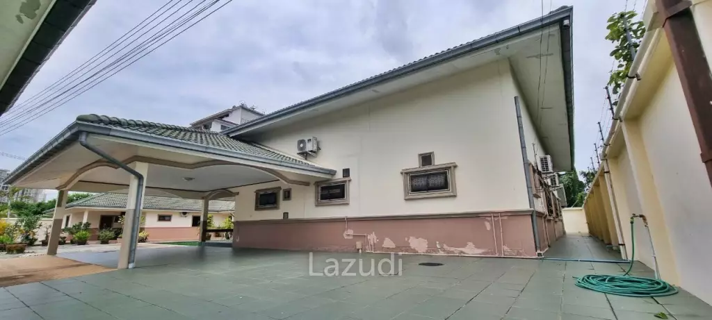 2 Houses with 7 Bedrooms for Sale