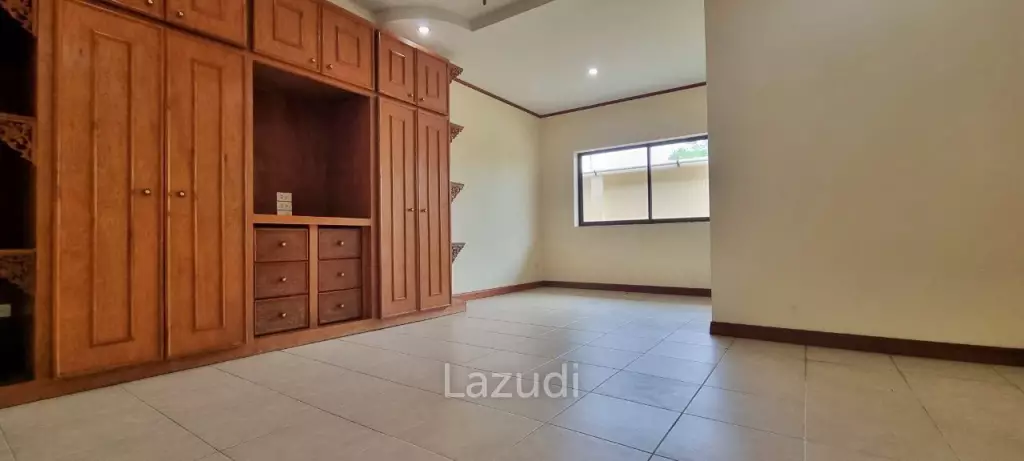 2 Houses with 7 Bedrooms for Sale