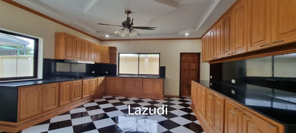 2 Houses with 7 Bedrooms for Sale