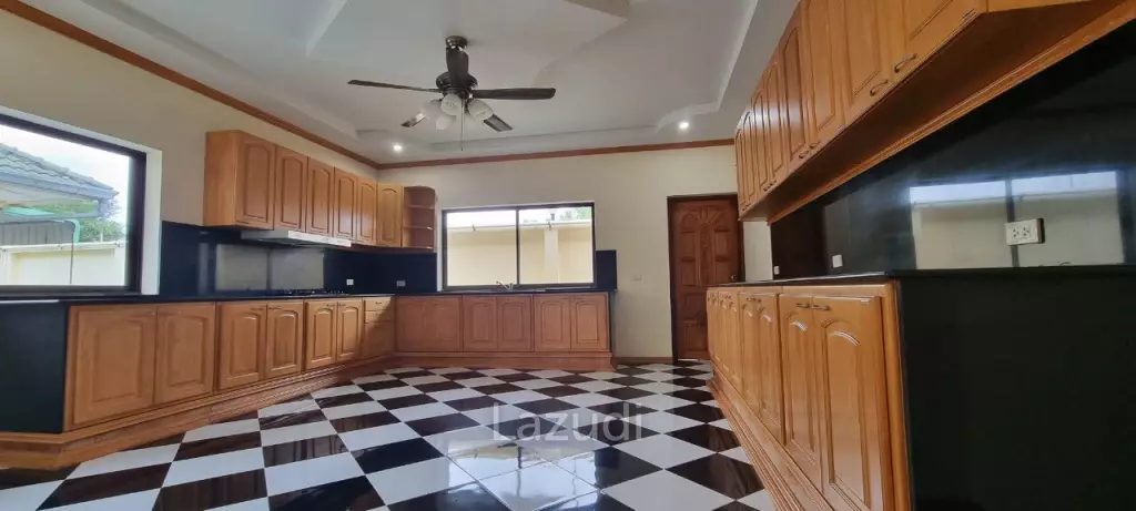 2 Houses with 7 Bedrooms for Sale
