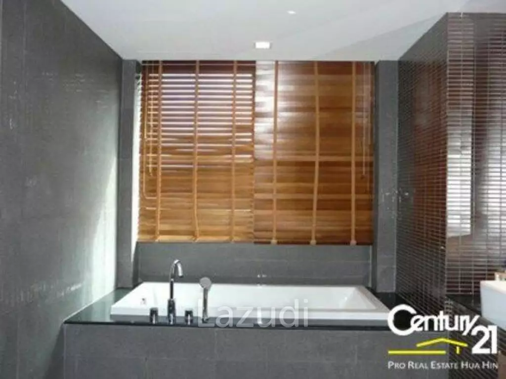 Absolute Beachfront 4 Bed Condo