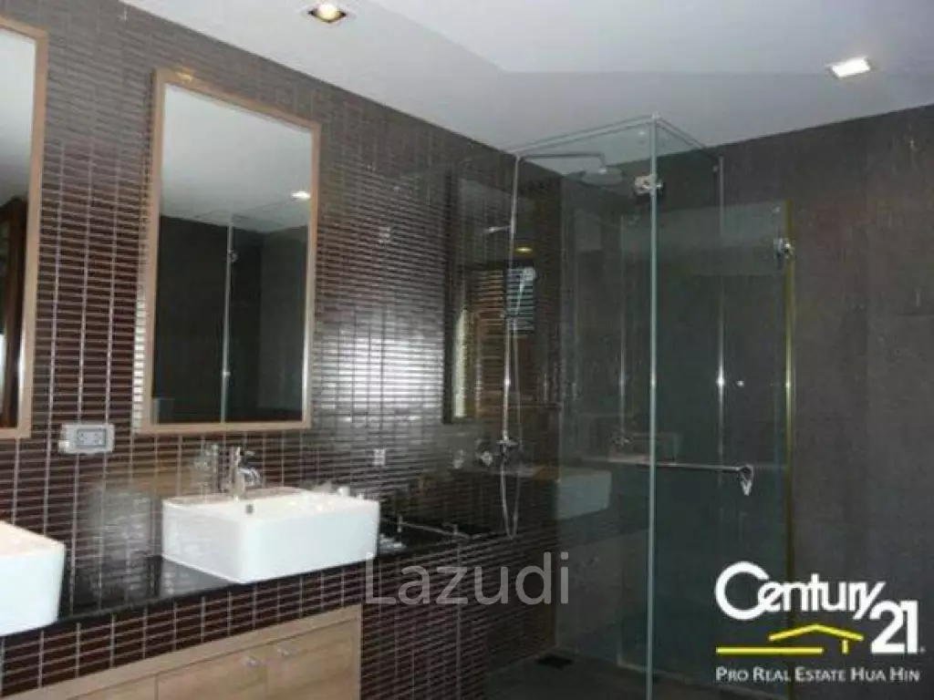 Absolute Beachfront 4 Bed Condo