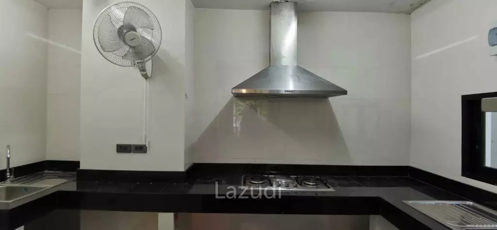Modern Office Space in Long Beach Condo Ban Amphur
