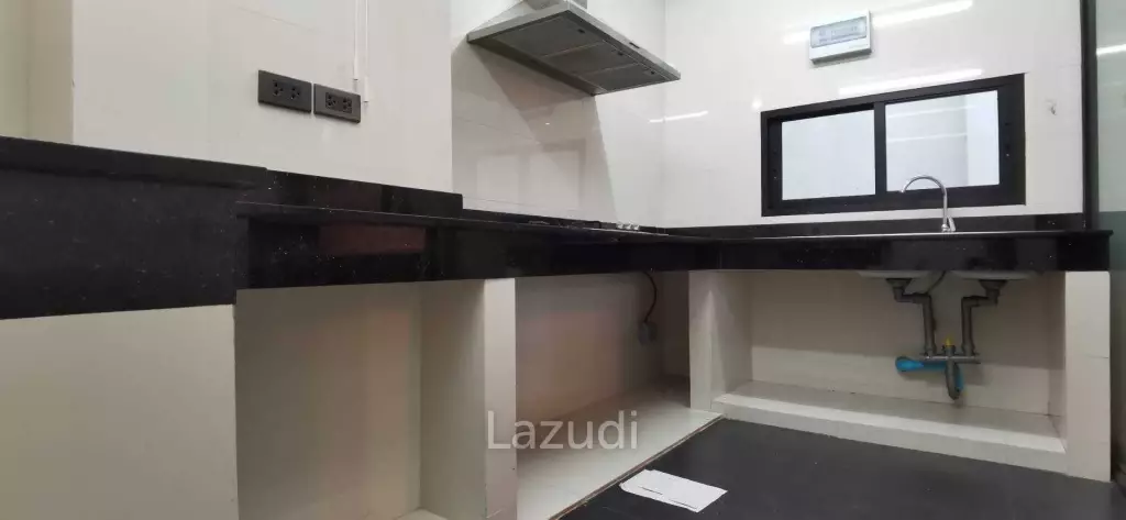 Modern Office Space in Long Beach Condo Ban Amphur