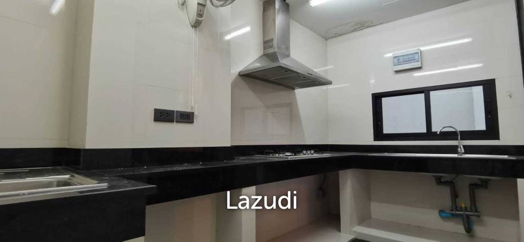 Modern Office Space in Long Beach Condo Ban Amphur