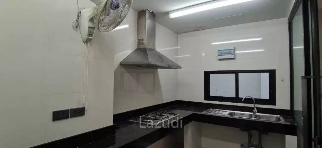Modern Office Space in Long Beach Condo Ban Amphur