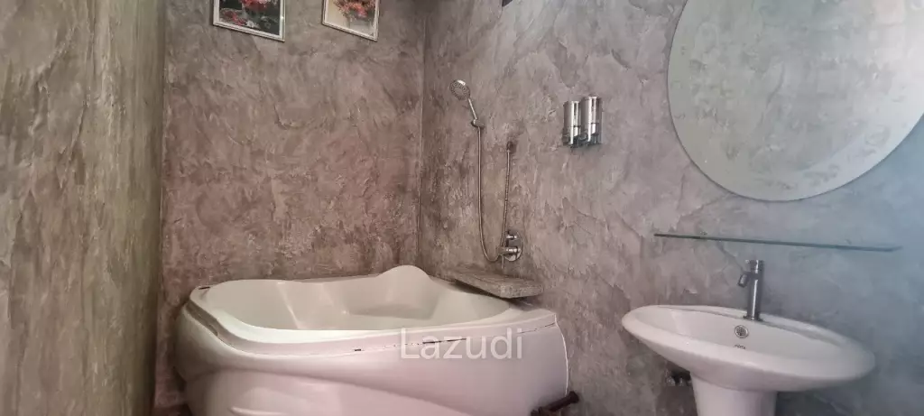 Land and Building for Sale in Pratumnak